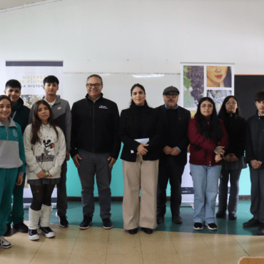 Exposición sobre pintoras chilenas de la colección MBAV se presenta en Liceo María Luisa Bombal