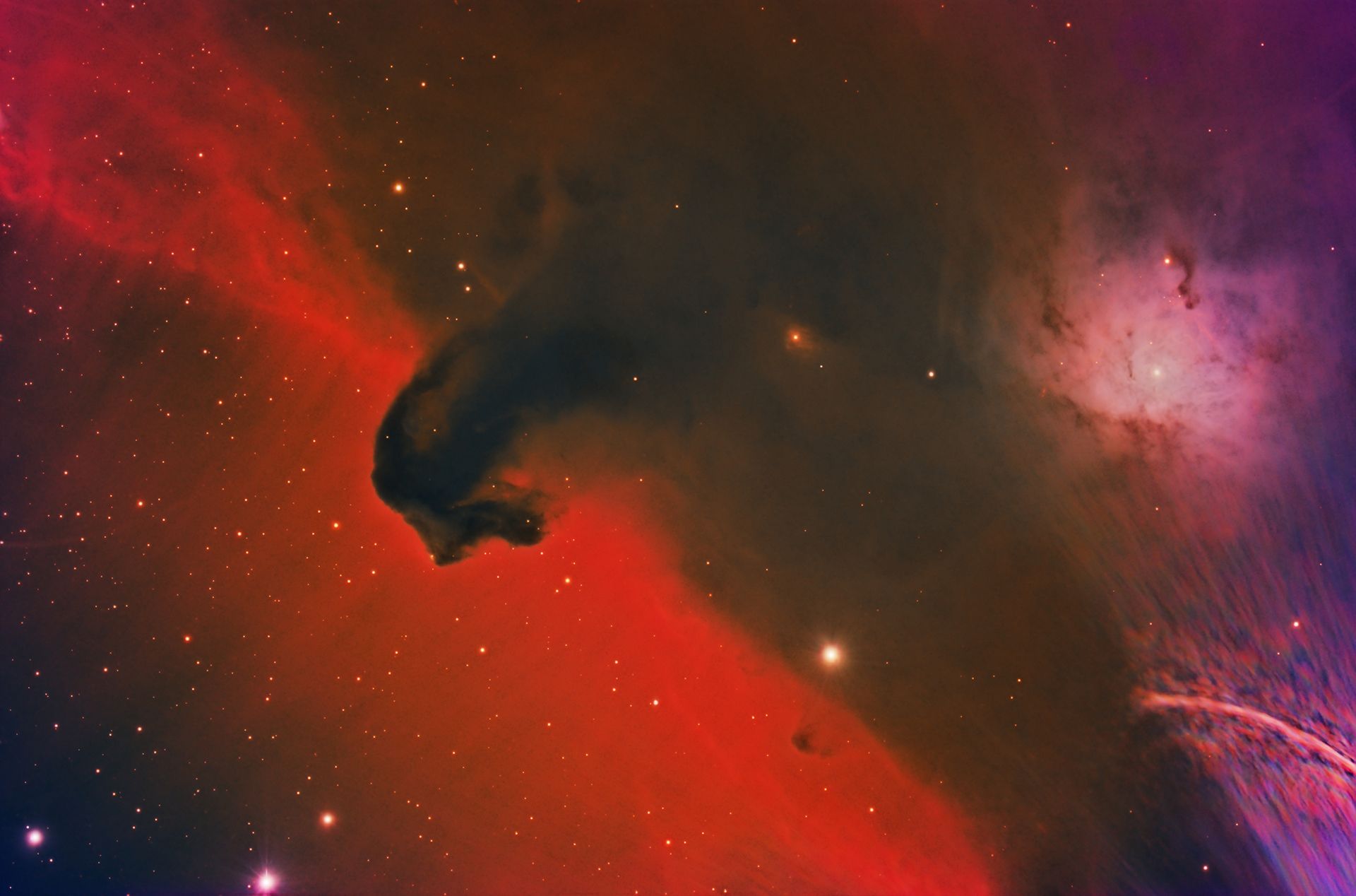 La Nebulosa Cabeza de Caballo recibe su nombre por su particular forma. Debido a su baja luminosidad, solo es posible observarla visualmente con telescopios de gran apertura.