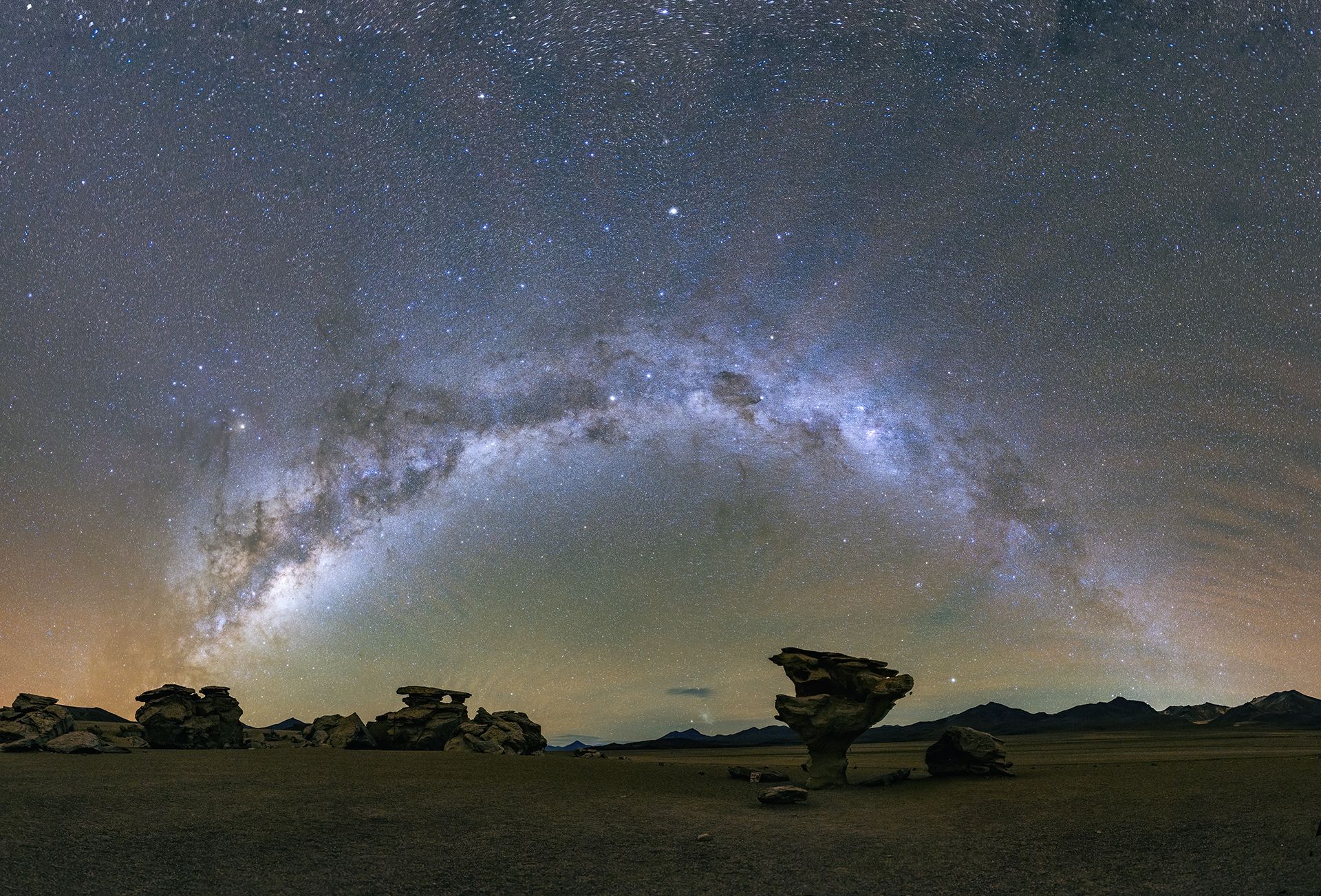 Desierto de Siloli, ubicado en la Reserva de Fauna Andina Eduardo Avaroa, Bolivia. La imagen corresponde a una panorámica de aproximadamente 200 grados.
