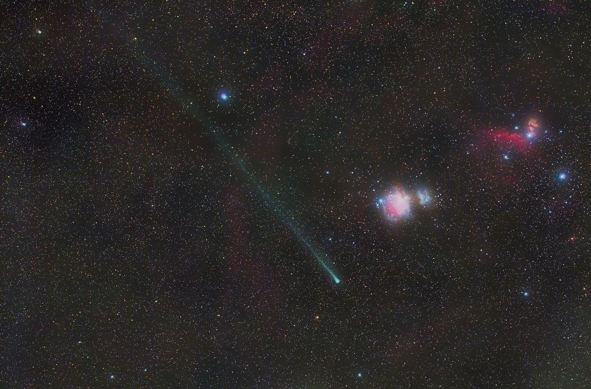 En esta imagen, el cometa C/2025 R3 PanSTARRS aparece junto a la Nebulosa de Orión y la Nebulosa Cabeza de Caballo, visible a la derecha de la fotografía. La composición permite apreciar el recorrido del cometa sobre un campo estelar especialmente rico y reconocible.