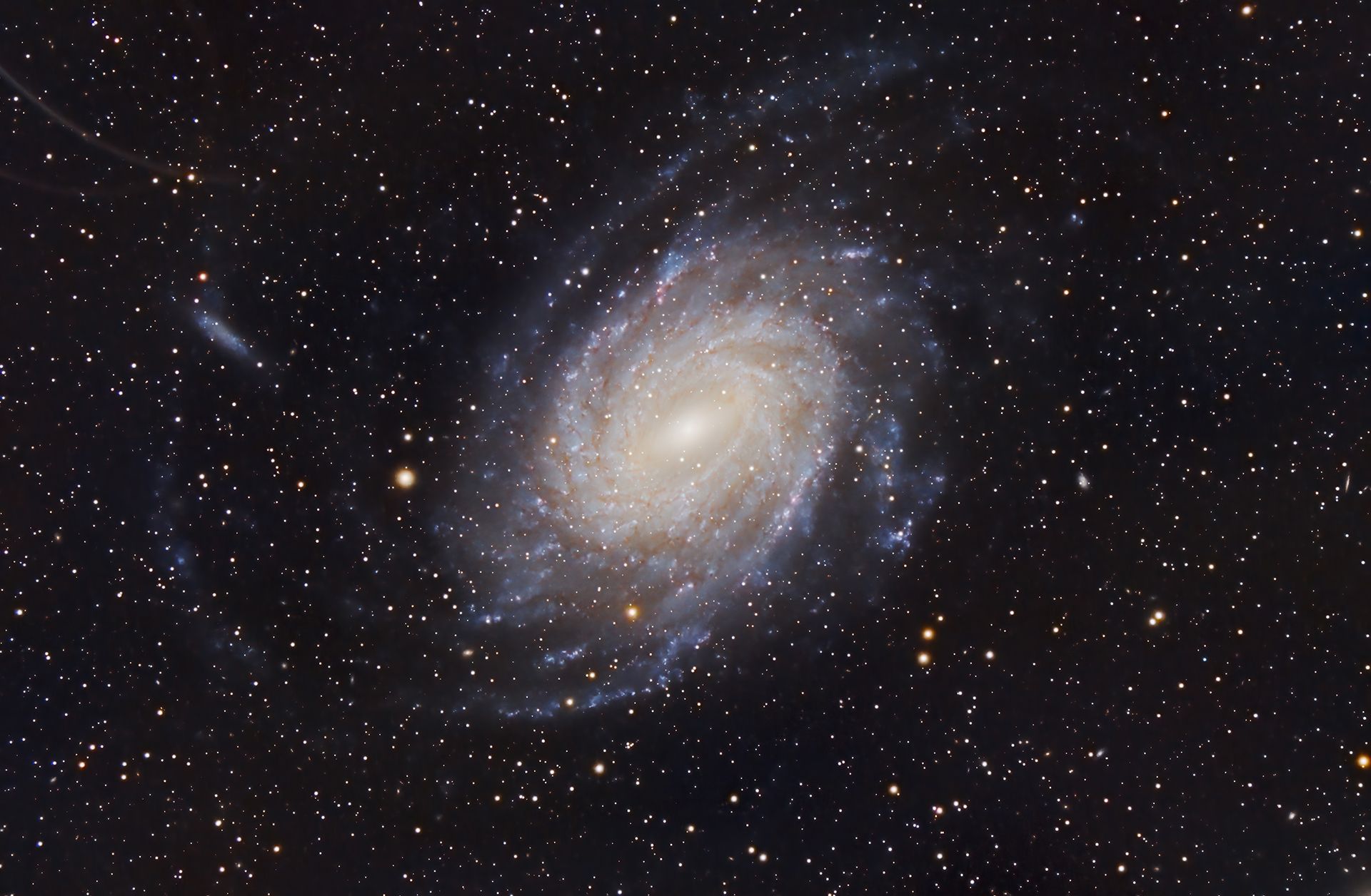 En este acercamiento de NGC 6744 se aprecian con mayor claridad sus brazos espirales y la estructura central de la galaxia. Al igual que la Vía Láctea, posee una galaxia satélite distorsionada, similar a una de las Nubes de Magallanes.