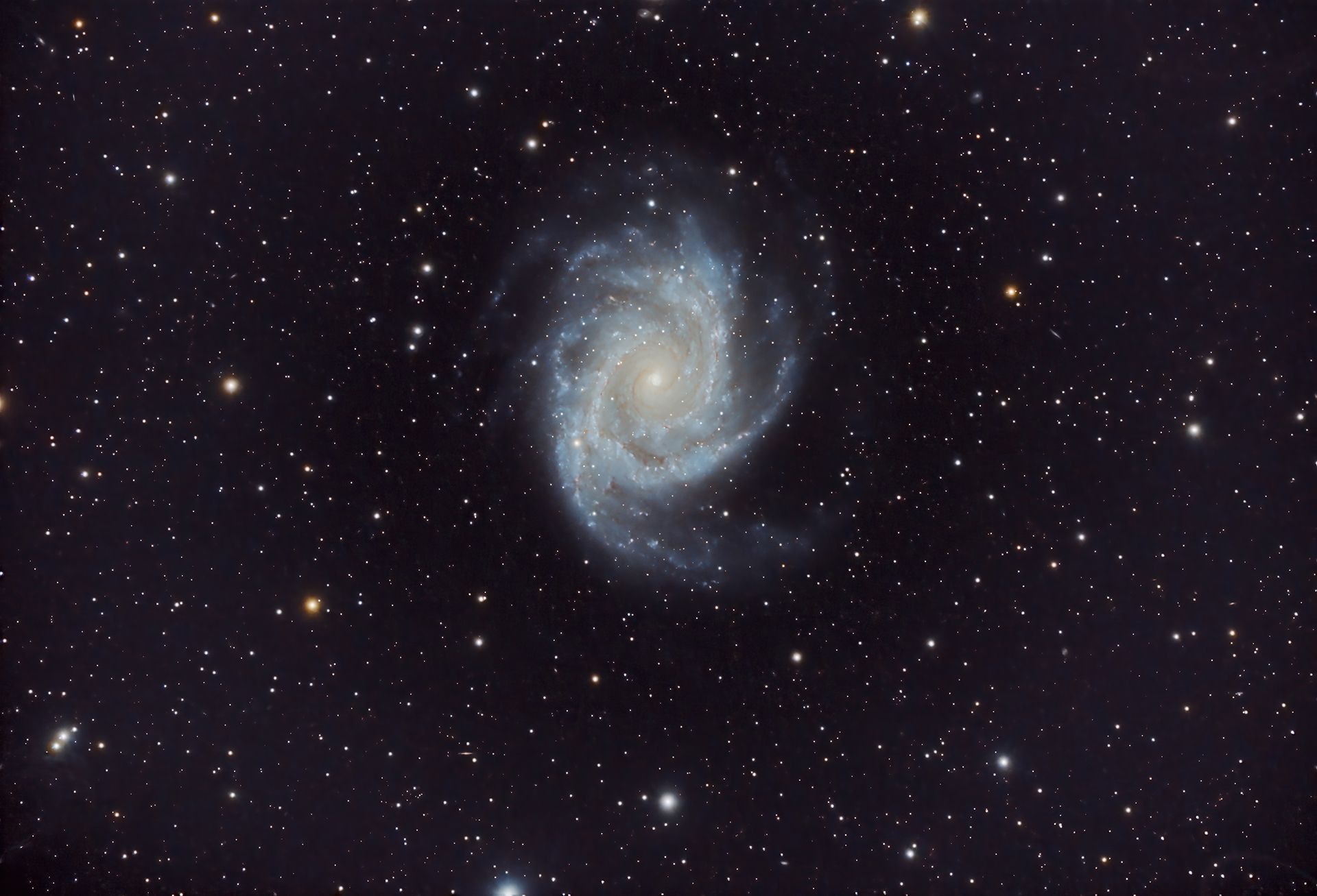 NGC 2997 es una galaxia espiral no barrada, vista de frente, ubicada a unos 55 millones de años luz en la constelación austral de Antlia. Tiene un diámetro aproximado de 120.000 años luz y destaca por su núcleo rodeado de grandes nubes calientes de hidrógeno ionizado. 
Tiene una masa de unos cien mil millones de soles (del tipo de nuestro Sol), pero probablemente tenga menor masa que nuestra galaxia, la Vía Láctea.