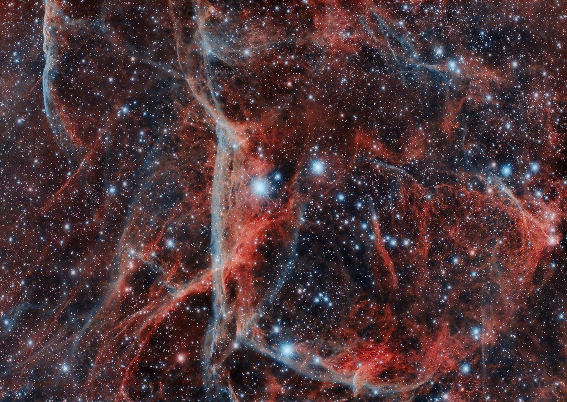 Un remanente de supernova es una nube de polvo y restos en expansión, generada por la explosión y muerte de una estrella masiva. Este objeto se encuentra a unos 800 años luz de distancia.
