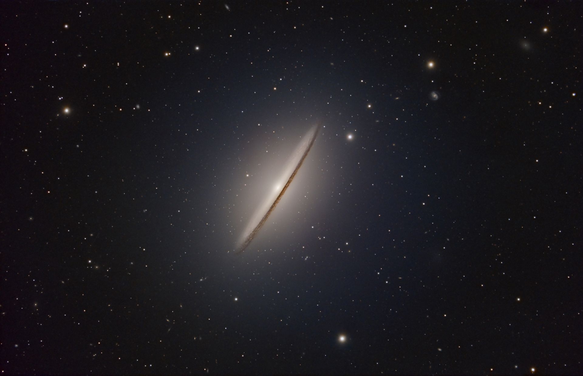 La galaxia del Sombrero, catalogada como Messier 104 (M104), se ubica en la constelación de Virgo, a unos 29,3 millones de años luz. Es una galaxia espiral reconocida por su forma característica y su brillante núcleo central.
