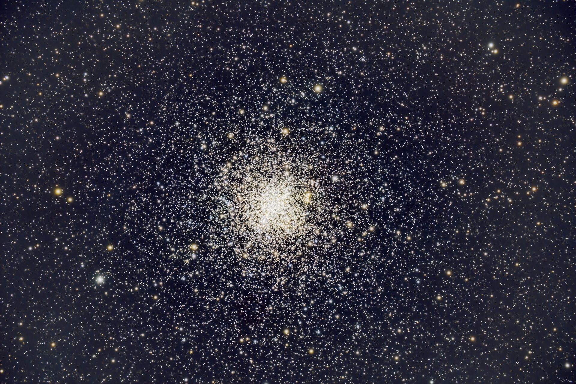 El cúmulo de estrellas Messier 4 es visible desde ambos hemisferios. Se ubica en la constelación de Escorpión, a una distancia aproximada de 7.200 años luz, y es el cúmulo globular más cercano al Sistema Solar.