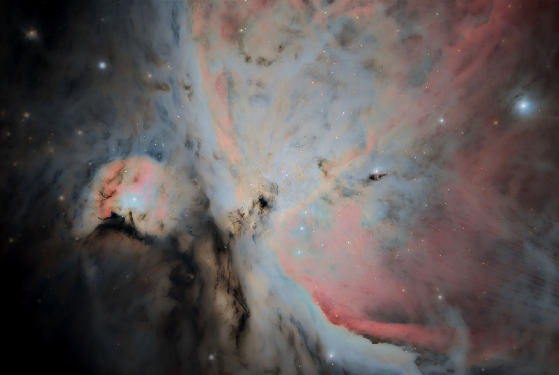 La Nebulosa de Orión (Messier 42), considerada por muchos la reina de las nebulosas, es una inmensa nube de gas y polvo interestelar visible a simple vista, incluso desde zonas urbanas con contaminación lumínica moderada. Se encuentra en la constelación de Orión y forma la parte más destacada de la conocida Espada de Orión.
A simple vista se aprecia como una tenue nube luminosa, pero al observarla con binoculares o pequeños telescopios revela una sorprendente cantidad de detalles, con estructuras de gas brillantes y contrastadas que la convierten en uno de los objetos más espectaculares del cielo profundo.