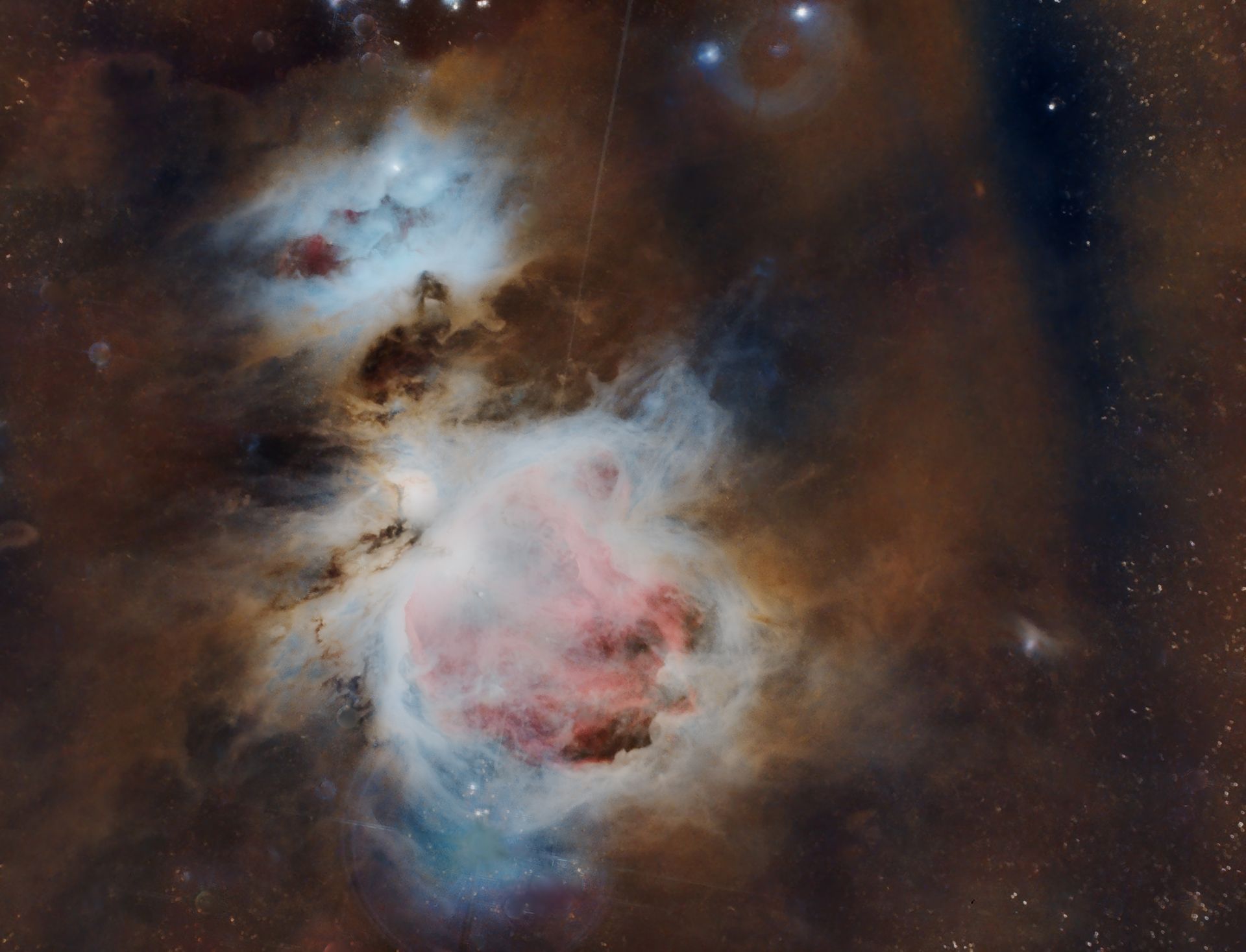 En esta imagen se observan las nebulosas Messier 42 (M42), Messier 43 (M43) y NGC 1977, conocida como la Nebulosa del Hombre Corriendo. Todas ellas se encuentran en la constelación de Orión, formando parte de la región que constituye la famosa Espada del Cazador.
La Nebulosa de Orión es una de las nebulosas más brillantes del cielo nocturno y puede observarse fácilmente con unos binoculares o un pequeño telescopio, mostrando una gran cantidad de detalles incluso con instrumentos modestos.
