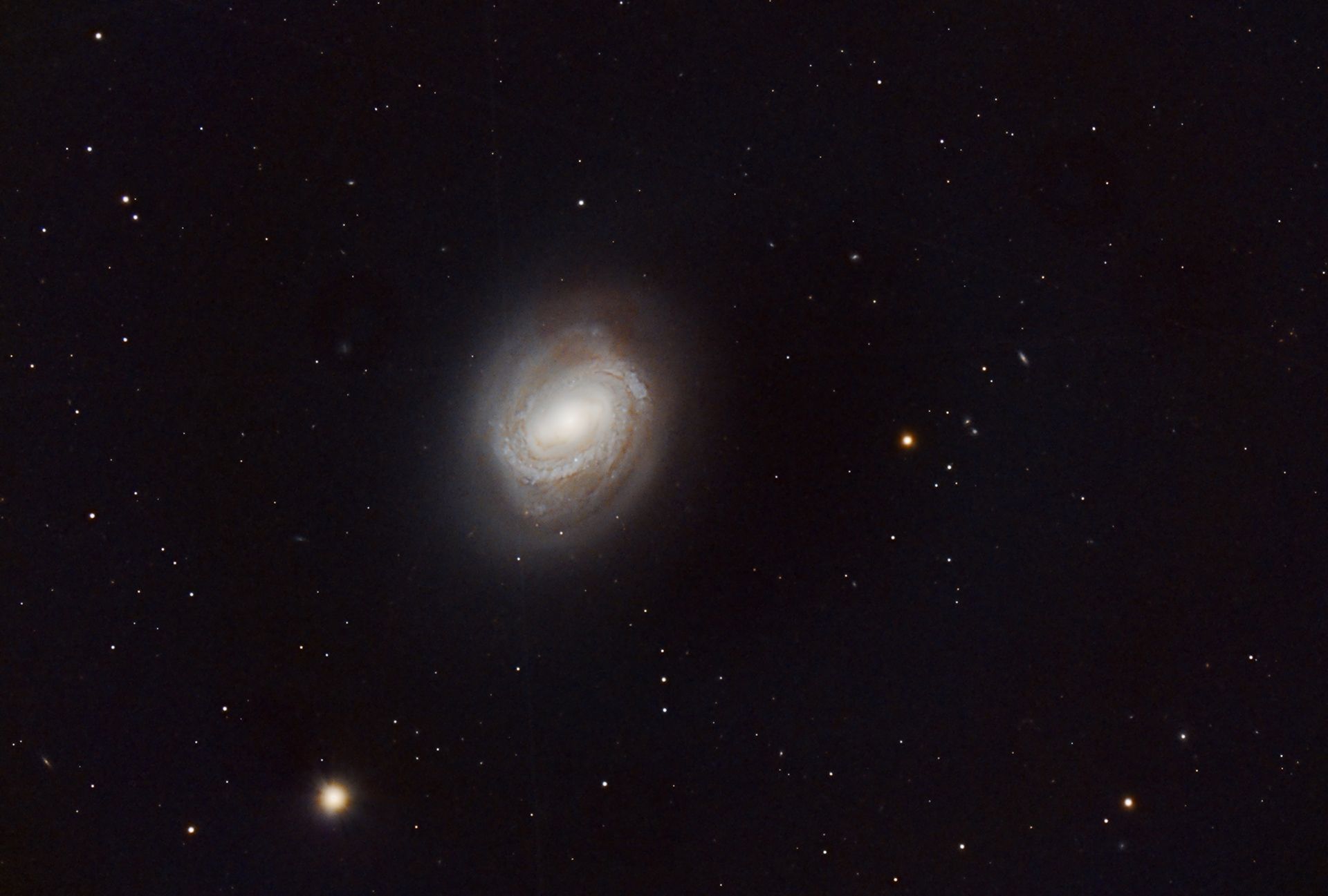 Messier 58 (M58) es una galaxia espiral barrada situada a unos 63 millones de años luz de la Tierra, en la constelación de Virgo. Presenta una tasa de formación estelar relativamente baja en comparación con otras galaxias espirales. Además, es una de las galaxias más brillantes del Cúmulo de Virgo.