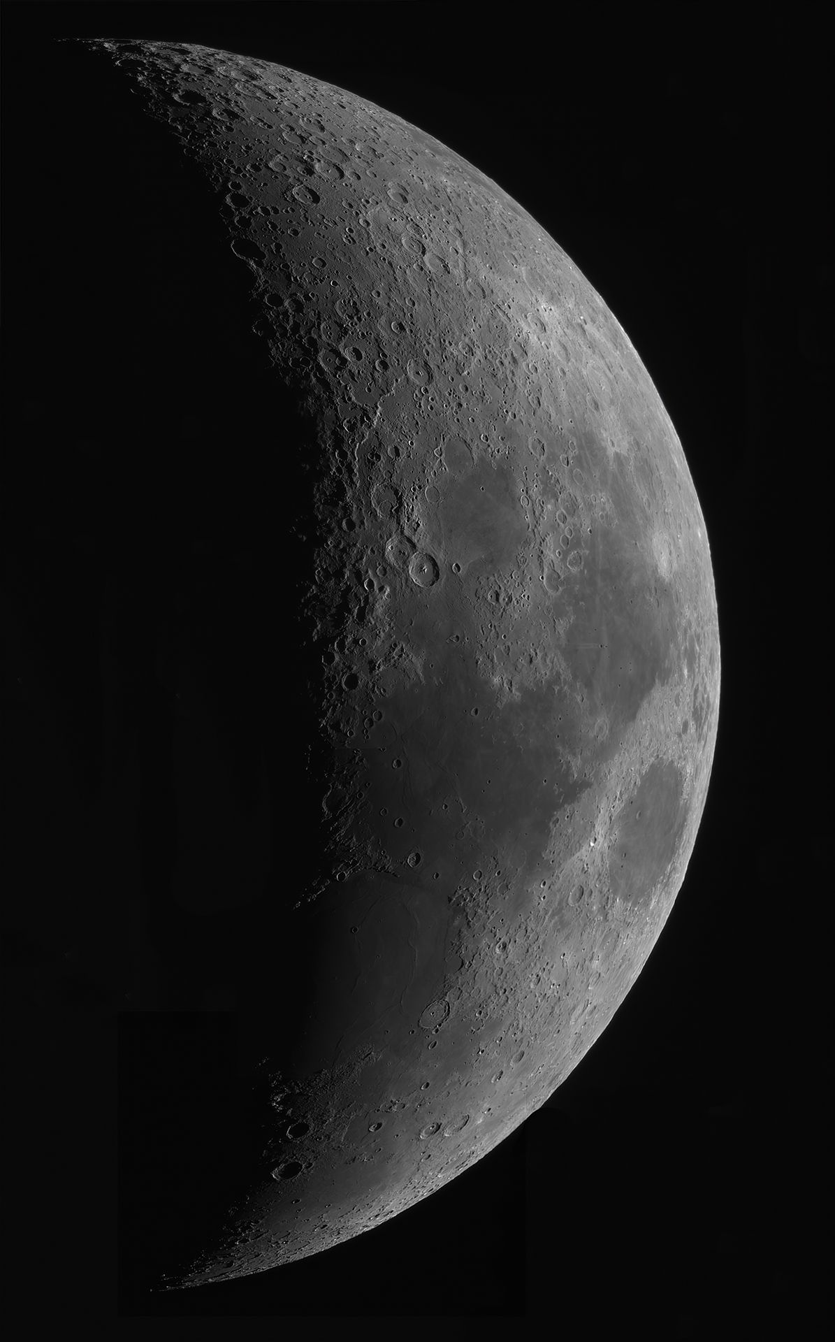 La Luna, nuestro satélite natural, aparece en cuarto creciente. Se encuentra a unos 300.000 km de distancia. Como la luz se desplaza a casi 300.000 km por segundo, su luz demora aproximadamente un segundo en llegar a la Tierra.