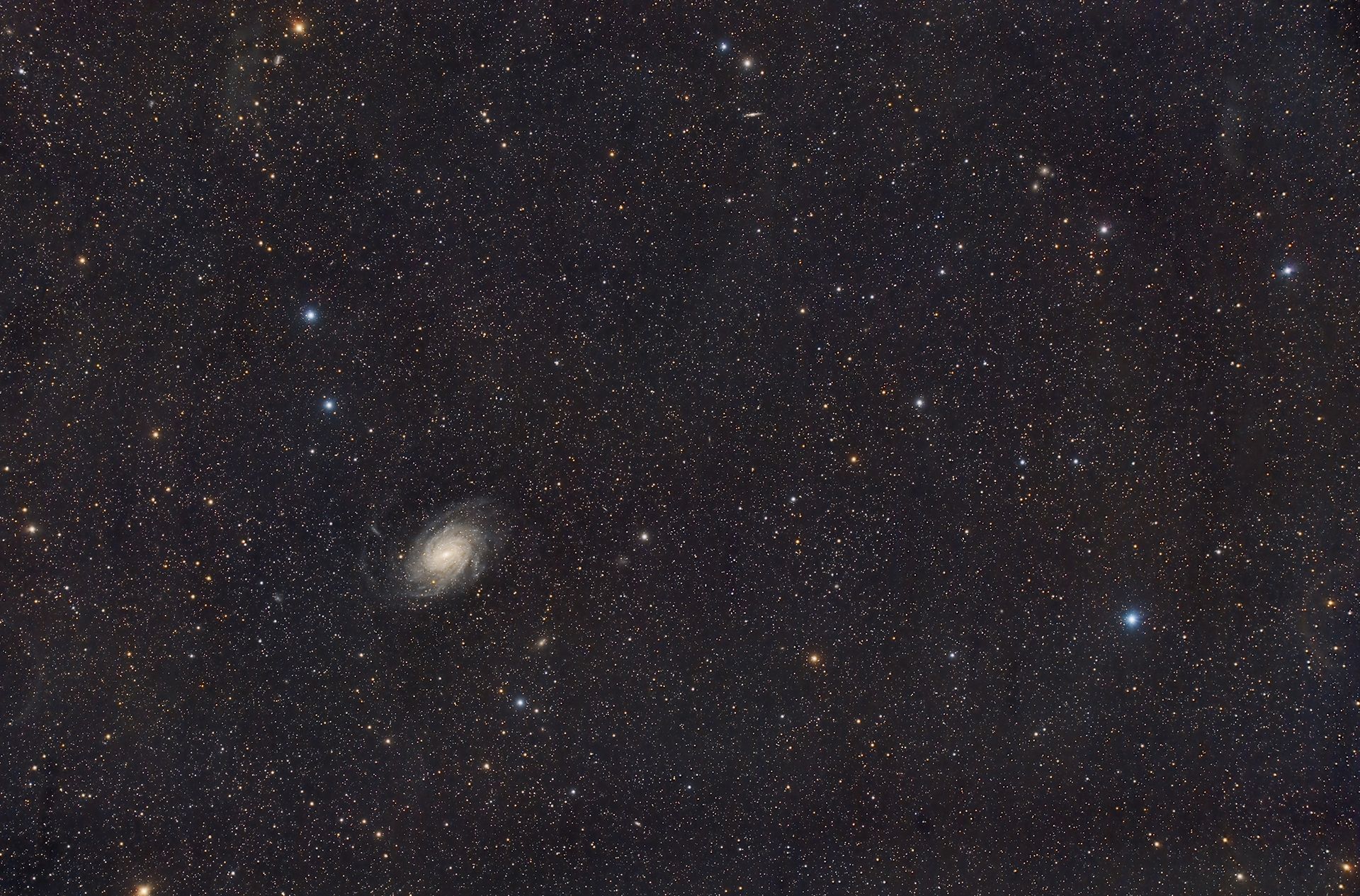 NGC 6744 es una galaxia espiral ubicada a unos 25 millones de años luz, en la constelación de Pavo. Es considerada una de las galaxias más similares a la Vía Láctea, por su estructura espiral, sus brazos extendidos y su núcleo alargado.
