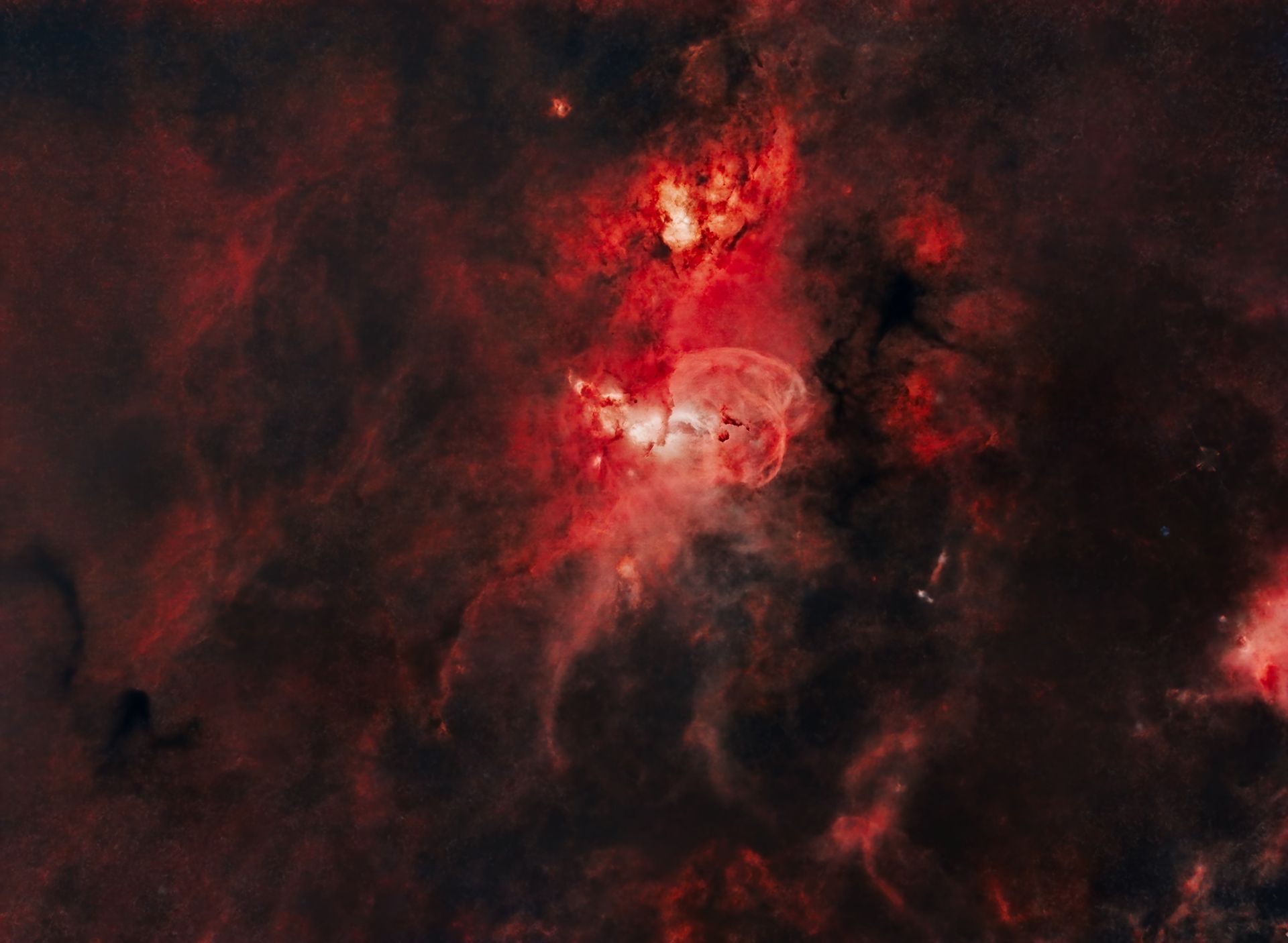 La nebulosa NGC 3581 es una pequeña región de emisión e ionización estelar ubicada entre 6.000 y 9.000 años luz de la Tierra, en la constelación de Carina. Forma parte de un complejo mayor catalogado como NGC 3576, también llamado Nebulosa de la Estatua de la Libertad.