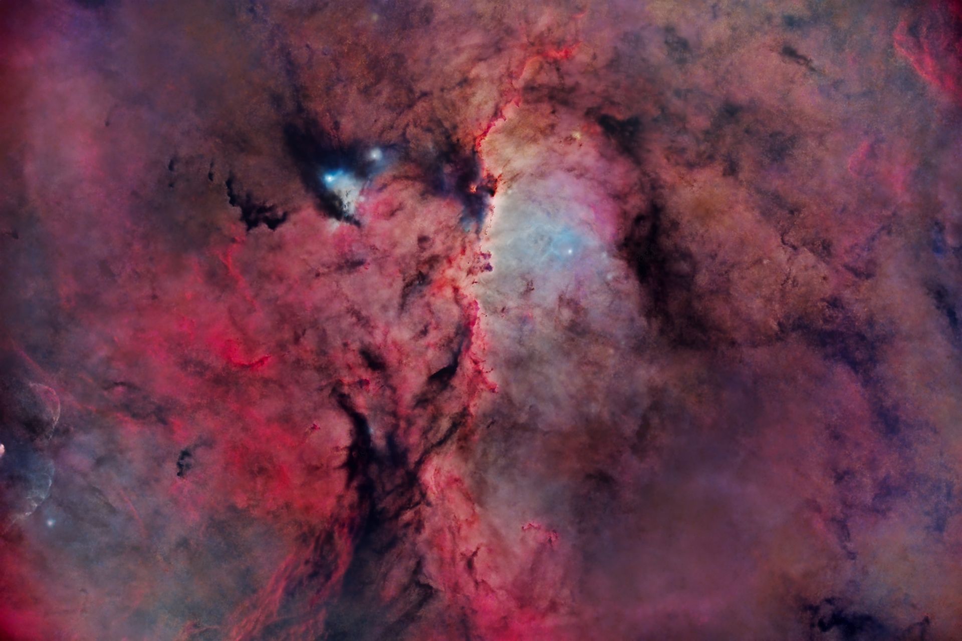 Nebulosa de emisión NGC 6188, ubicada en la constelación austral de Ara. Se la conoce como la Nebulosa del Borde o de los Dragones Luchadores de Ara, debido a que su brillante centro parece dos cabezas de dragón enfrentadas. Es uno de los objetos más populares para los astrofotógrafos que viven en el hemisferio sur.