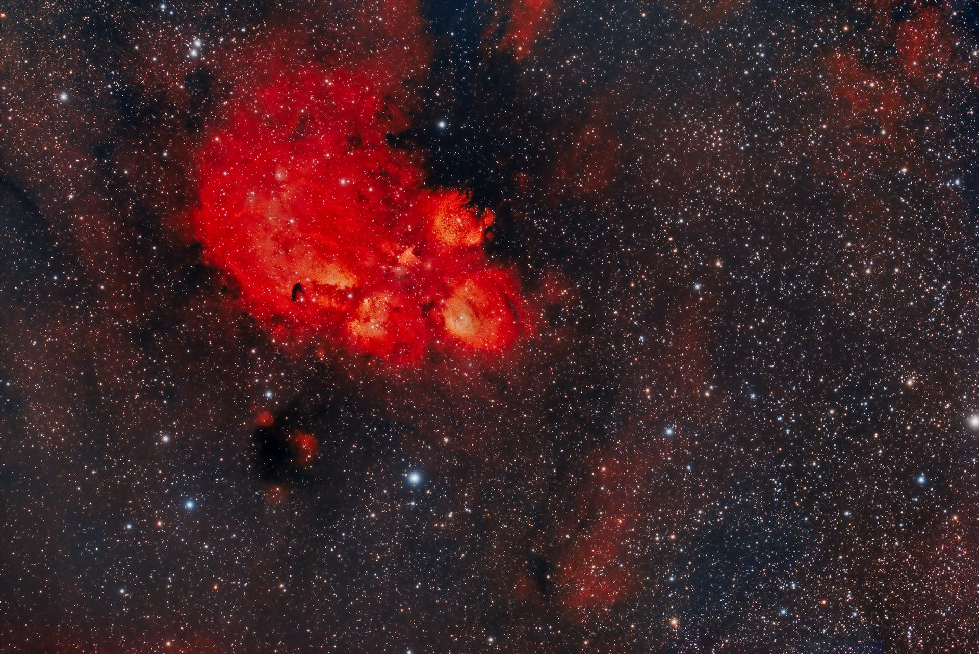 NGC 6334, también conocida como Nebulosa Pata de Gato, es una nube de gas radiante o Nebulosa de emisión que parece la gigantesca huella de un gato cósmico recorriendo el Universo. está localizada en la constelación del Escorpión a unos 5.500 años luz de distancia, cubre un área del cielo un poco mayor que la de la Luna llena. Tiene una extensión de unos 50 años luz. La Nebulosa se aprecia de color rojo, proveniente prevalentemente del gas de hidrógeno incandescente.