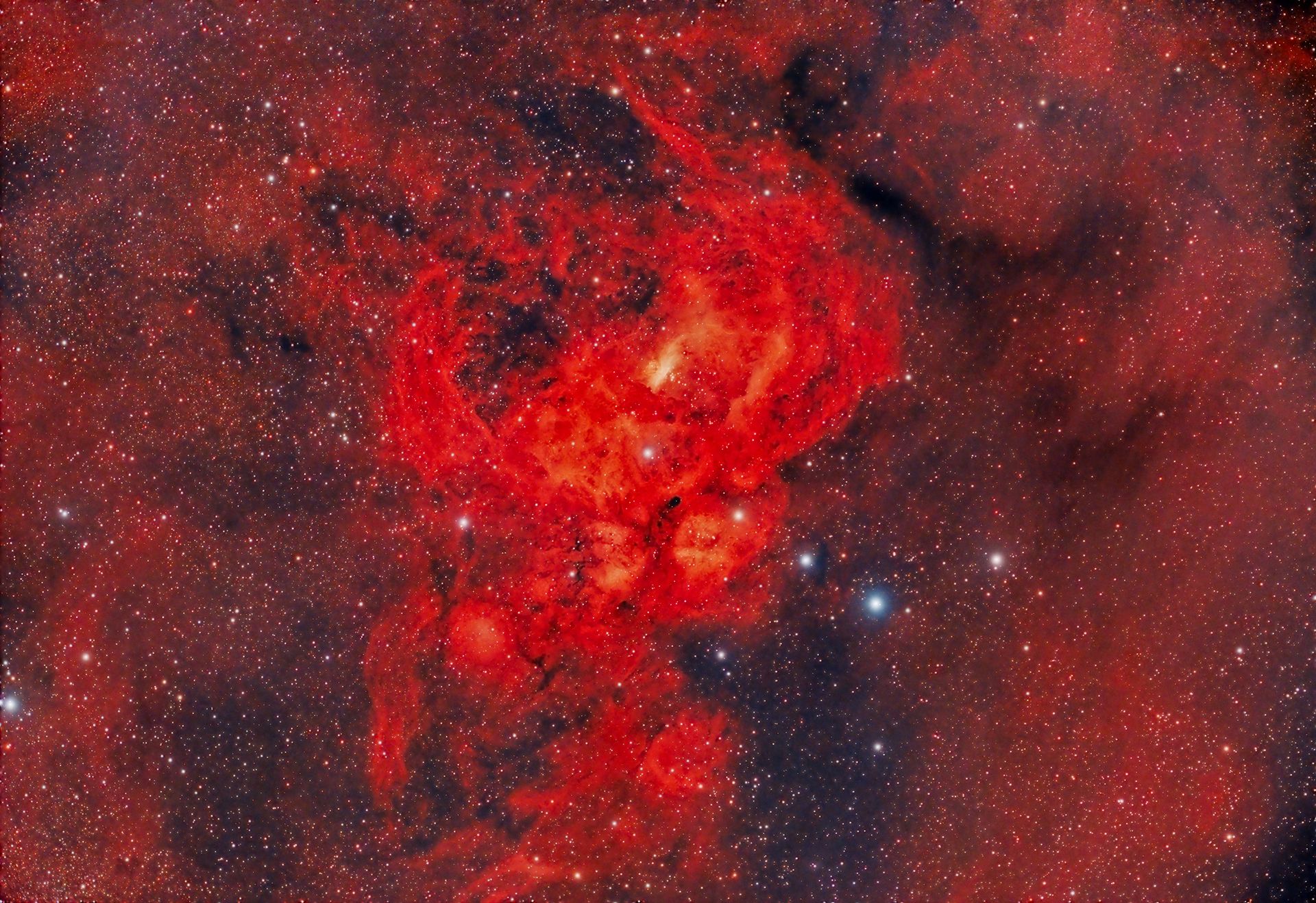NGC 6357 es una nebulosa difusa ubicada en la constelación de Escorpión. Por su forma, fue bautizada como Nebulosa de la Guerra y la Paz. Contiene numerosas estrellas en formación, sumergidas en discos oscuros de gas y polvo, además de estrellas jóvenes rodeadas por estructuras gaseosas retorcidas.