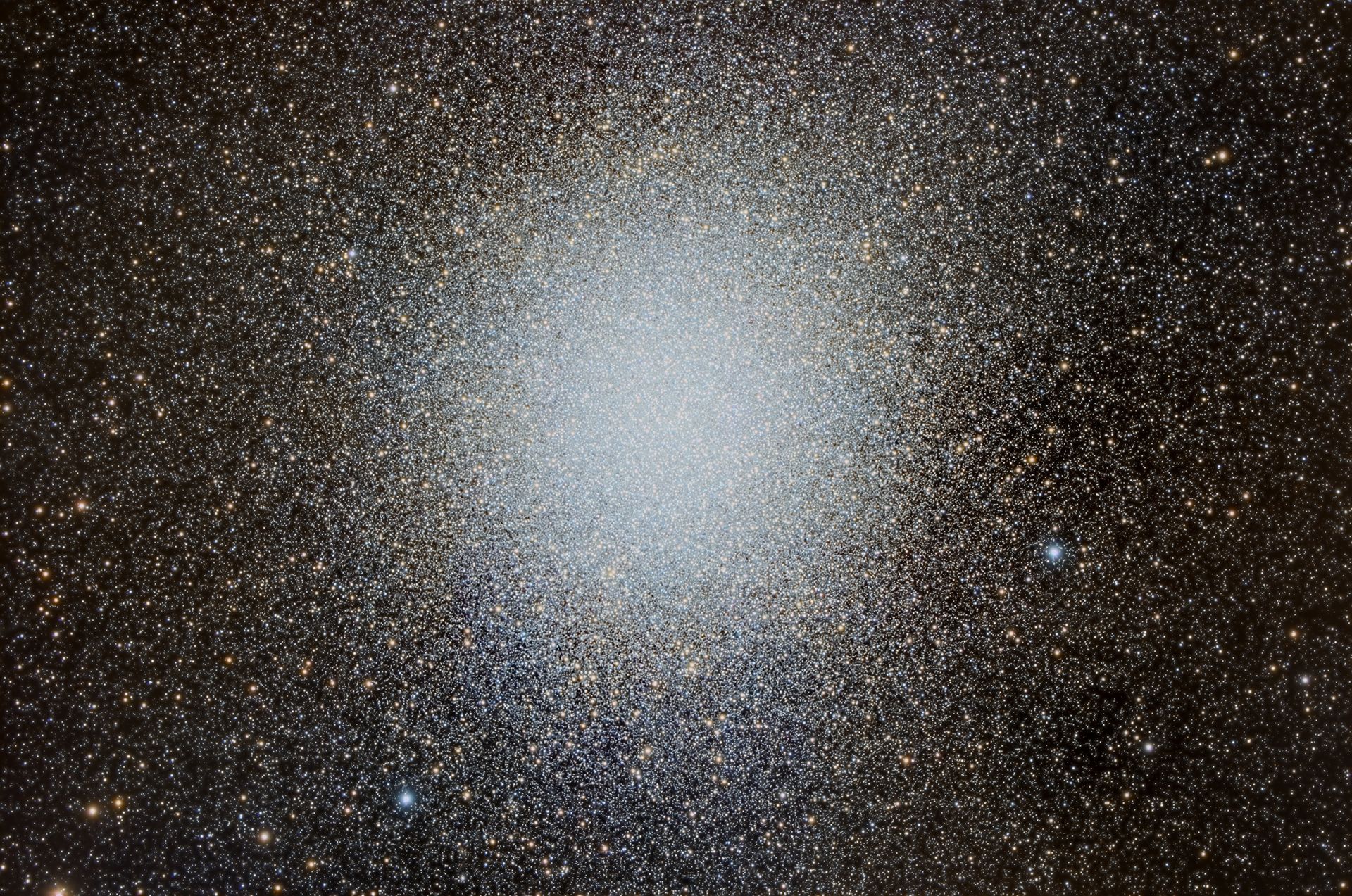 El cúmulo Omega Centauri es uno de los más destacados del cielo nocturno. Es visible desde el hemisferio sur y, muy bajo en el horizonte, desde algunas zonas cercanas al Ecuador en el hemisferio norte. Se estima que contiene cerca de 10 millones de estrellas. Bajo cielos oscuros  a simple vista o binoculares puede verse como una zona difusa sobre  un fondo oscuro.