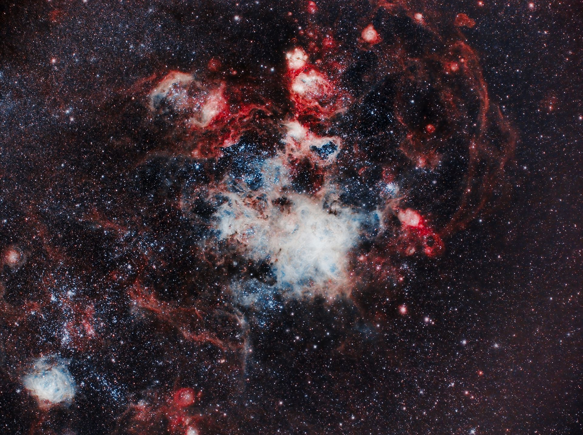 La Nebulosa de la Tarántula catalogada  NGC 2070, se ubica en la Gran Nube de Magallanes, a una distancia aproximada de 170.000 años luz, en la constelación de Dorado. Es una de las nebulosas más atractivas para observar con telescopios de aficionados.