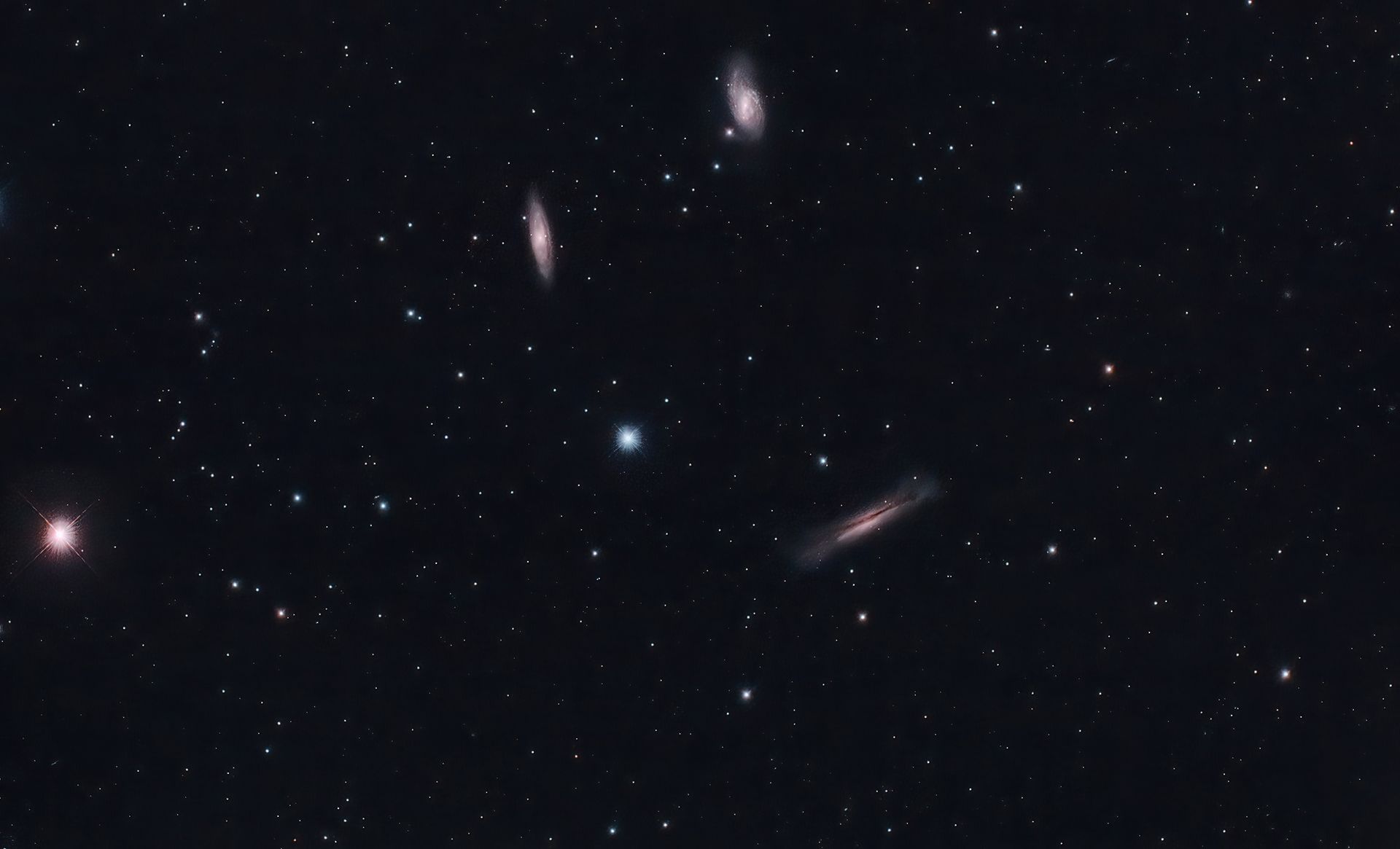 El Triplete de Leo es un pequeño grupo de galaxias ubicado en la constelación de Leo. Está formado por las galaxias espirales messier (M65), messier (M66) y NGC 3628, esta última también conocida como la Galaxia de la Hamburguesa por la apariencia que le confiere su prominente banda de polvo. El grupo se encuentra a una distancia promedio de unos 35 millones de años luz de la Tierra y es uno de los conjuntos de galaxias más fotografiados por los astrónomos aficionados.