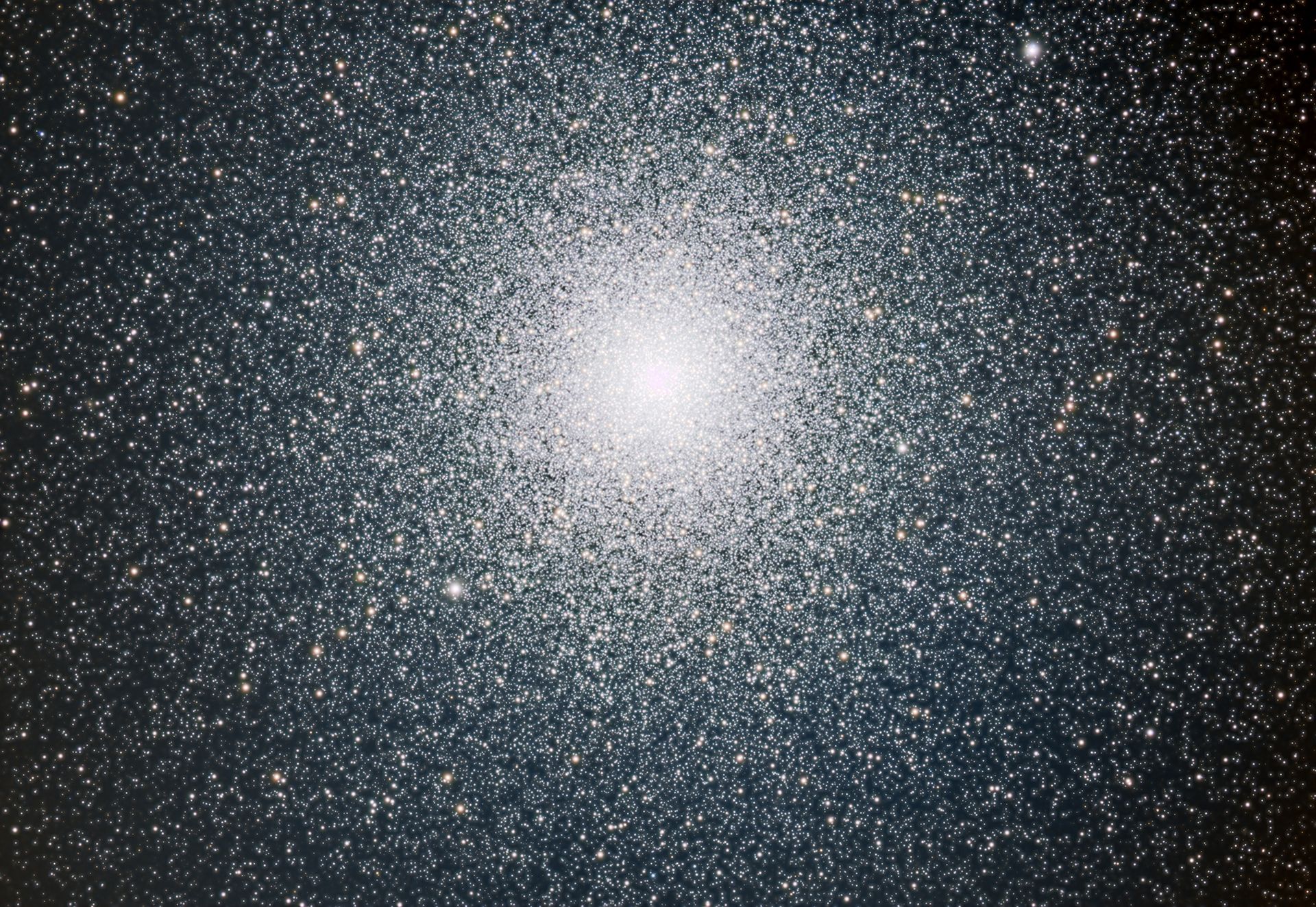 El cúmulo 47 Tucana, también catalogado como NGC 104, se encuentra en la constelación del Tucán, a unos 16.700 años luz. A simple vista puede observarse como una mancha borrosa cerca de la Pequeña Nube de Magallanes.